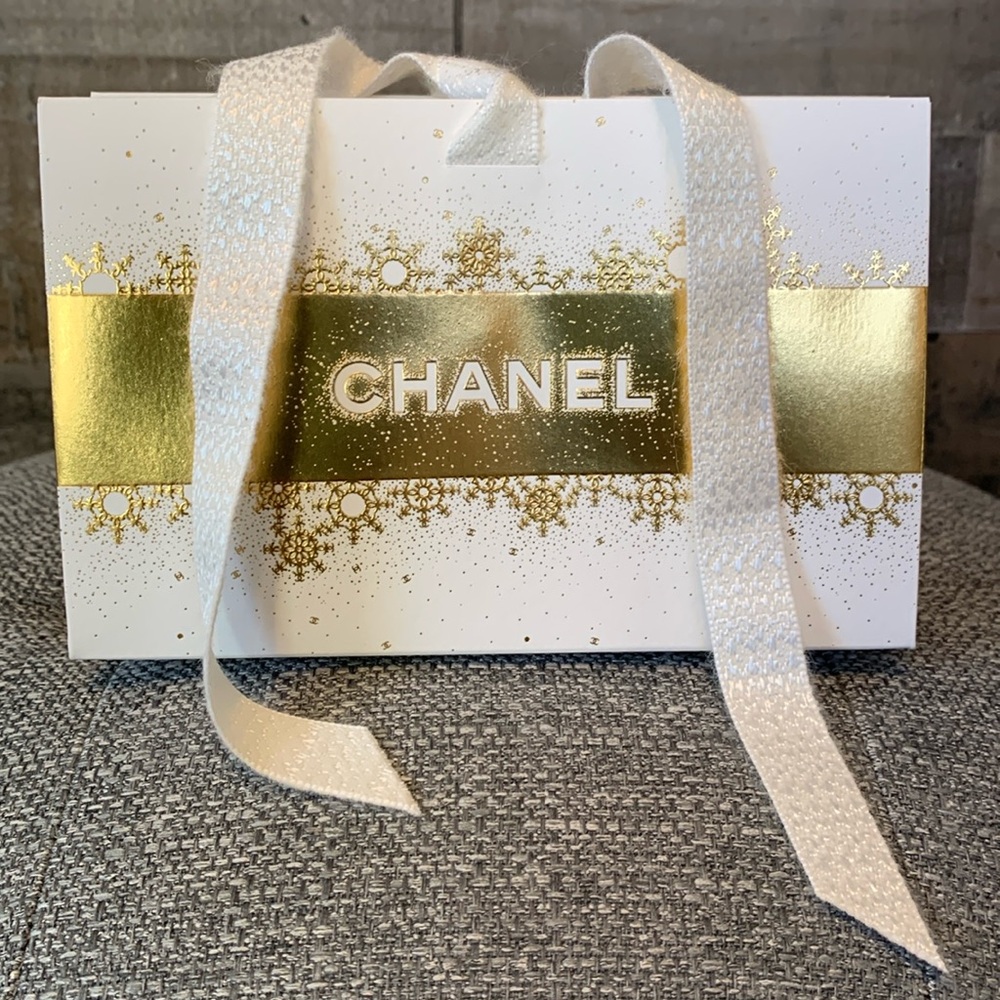 Chanel Gift Bag with filling - Picture 11 of 16